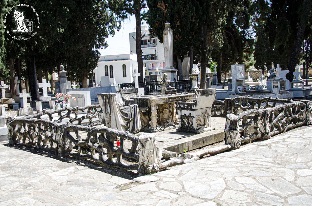 Νεκροταφείο των Ταξιαρχών στον Βόλου, Οικογενειακός τάφος Κόντου. Φωτογραφία mister evans travel blog