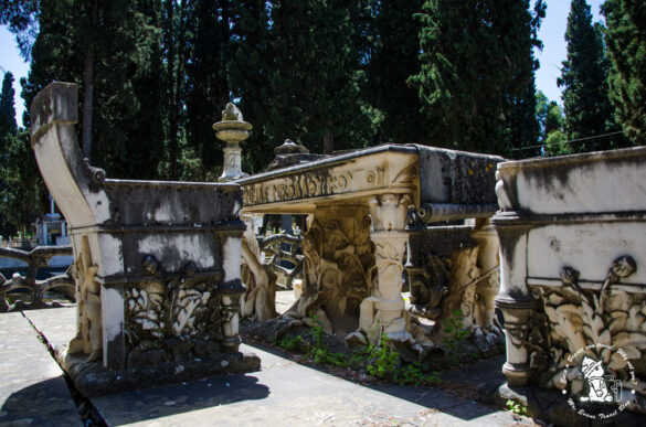 Νεκροταφείο των Ταξιαρχών στον Βόλου, Οικογενειακός τάφος Κόντου(Ιστορία 1895). Φωτογραφία mister evans travel blog