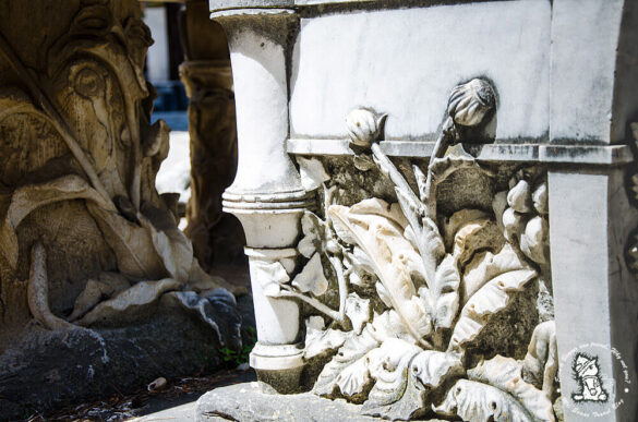 Σαμιαμίδι γλυπτό, Οικογενειακός τάφος Κόντου(Ιστορία 1895). Φωτογραφία mister evans travel blog
